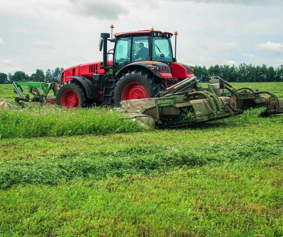 tracteur en train de faucher